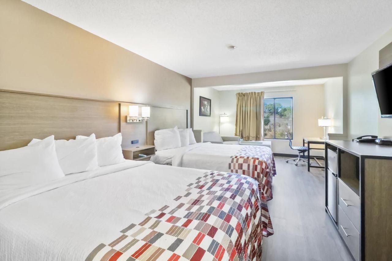 Red Roof Inn & Suites Fayetteville-Fort Bragg Buitenkant foto