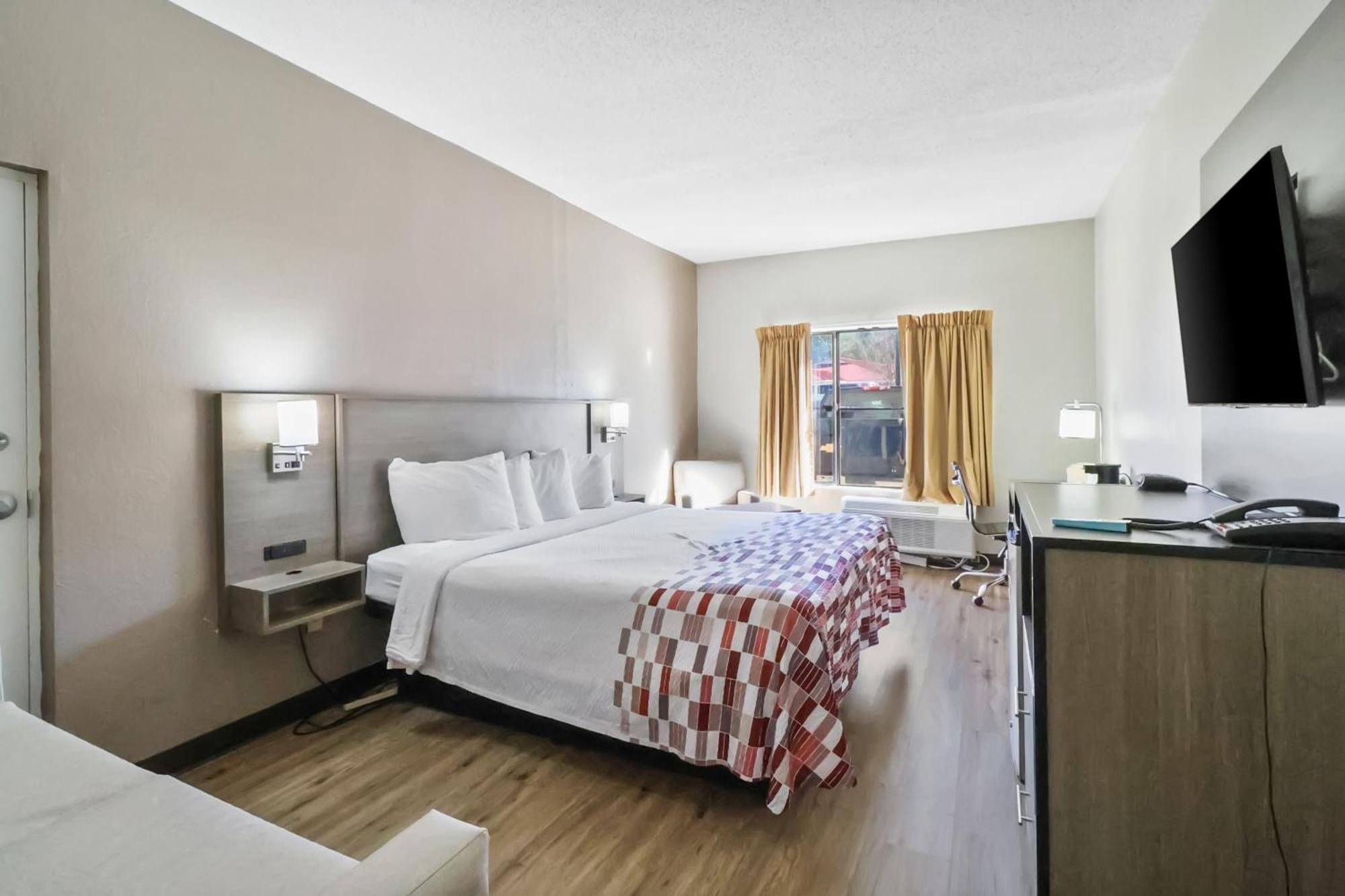 Red Roof Inn & Suites Fayetteville-Fort Bragg Buitenkant foto