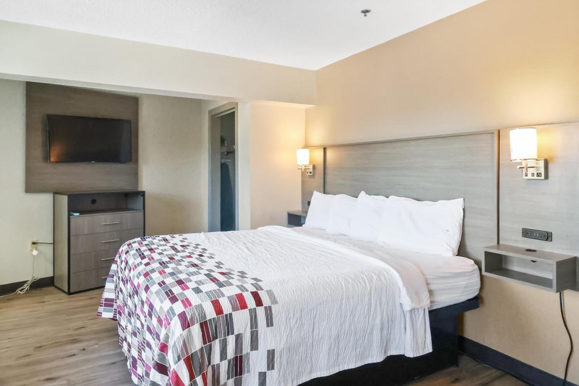 Red Roof Inn & Suites Fayetteville-Fort Bragg Buitenkant foto