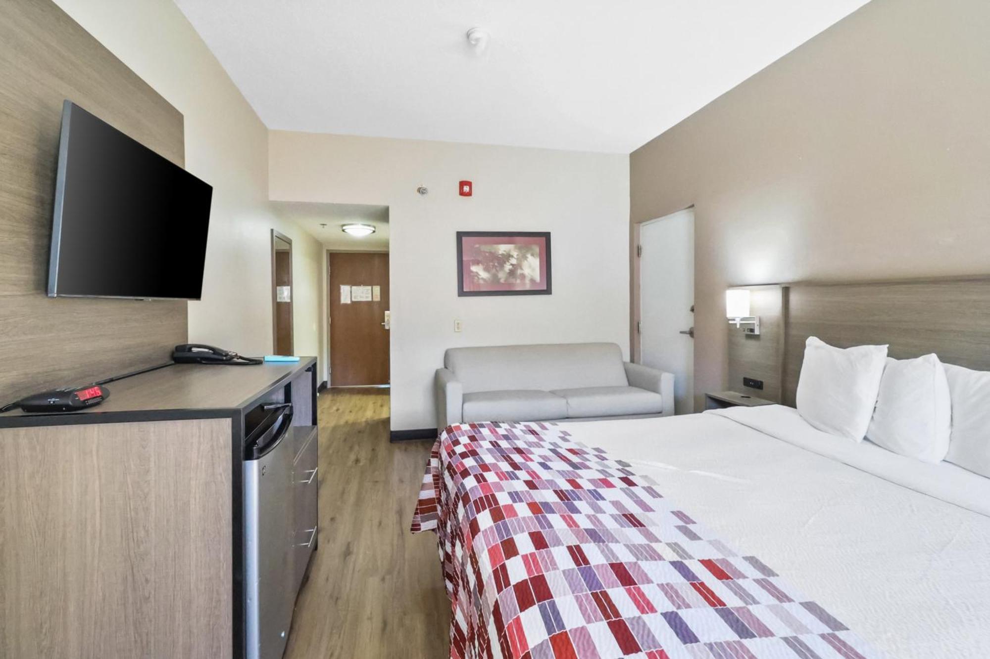 Red Roof Inn & Suites Fayetteville-Fort Bragg Buitenkant foto
