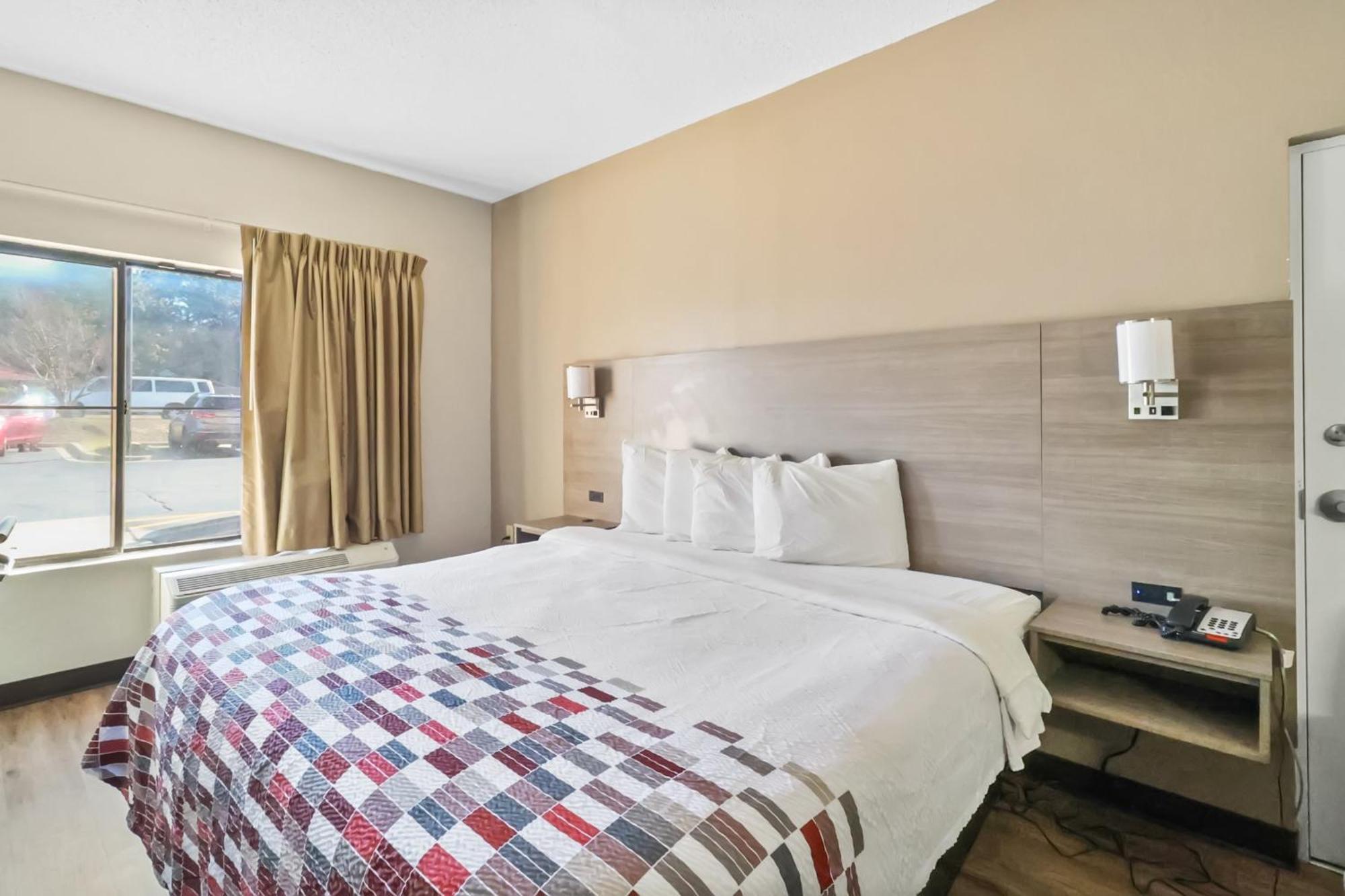 Red Roof Inn & Suites Fayetteville-Fort Bragg Buitenkant foto