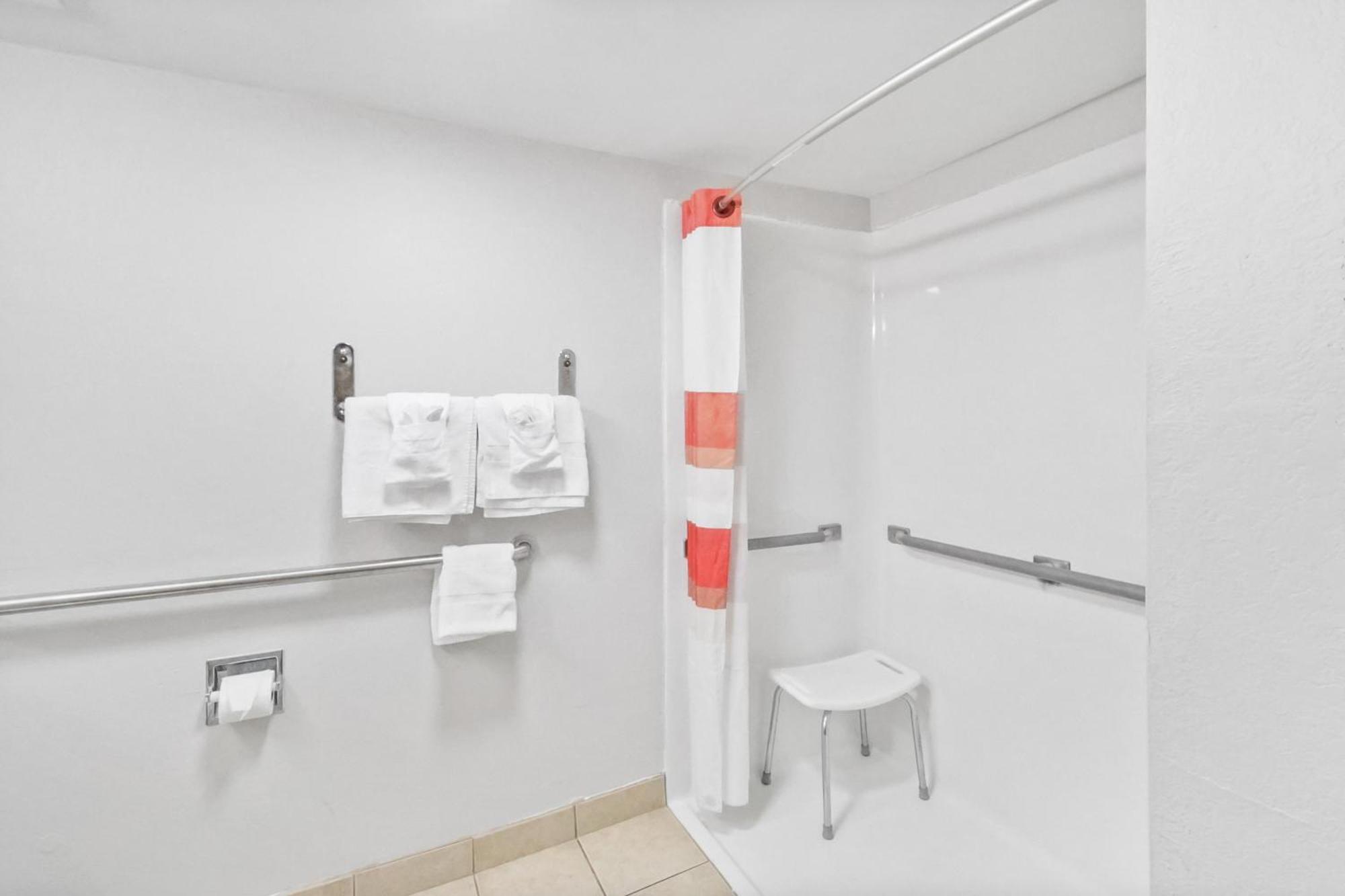 Red Roof Inn & Suites Fayetteville-Fort Bragg Buitenkant foto