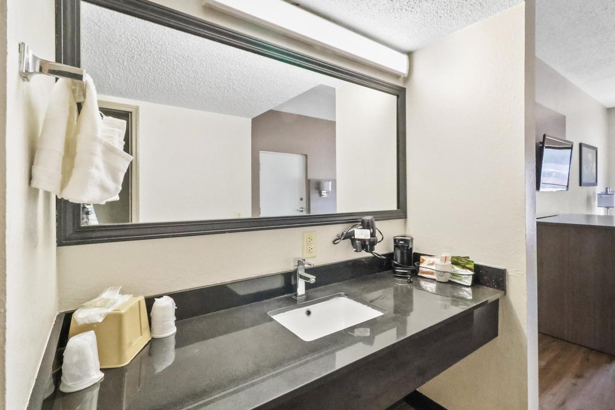 Red Roof Inn & Suites Fayetteville-Fort Bragg Buitenkant foto