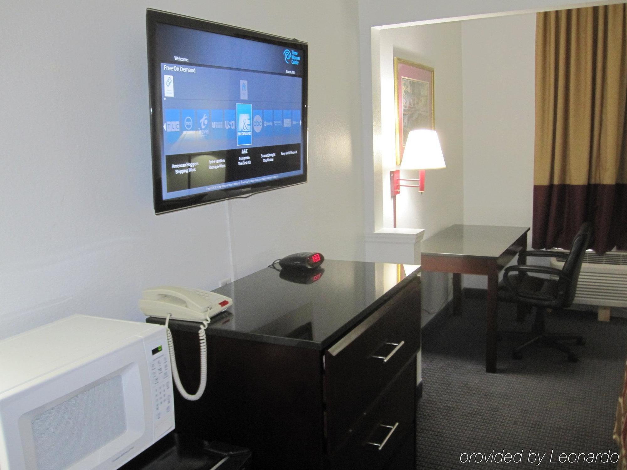 Red Roof Inn & Suites Fayetteville-Fort Bragg Buitenkant foto