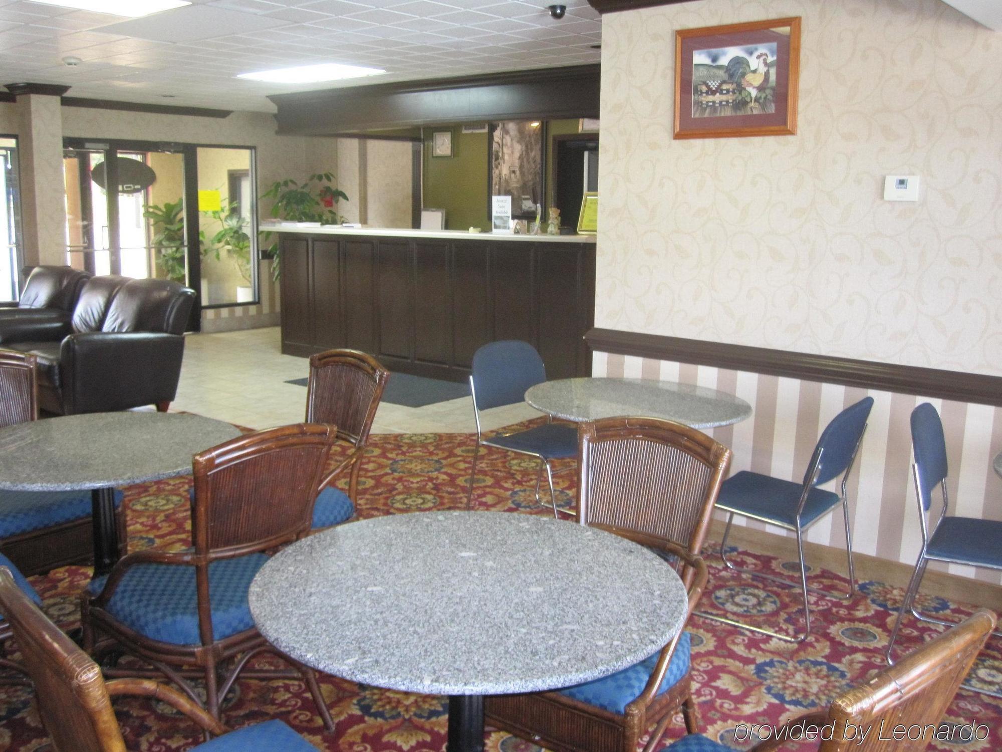 Red Roof Inn & Suites Fayetteville-Fort Bragg Buitenkant foto