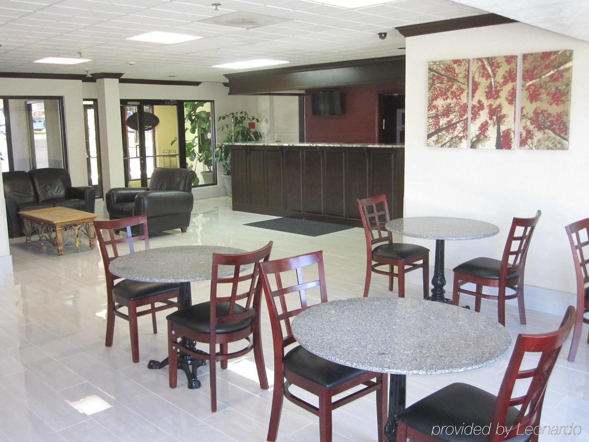 Red Roof Inn & Suites Fayetteville-Fort Bragg Buitenkant foto