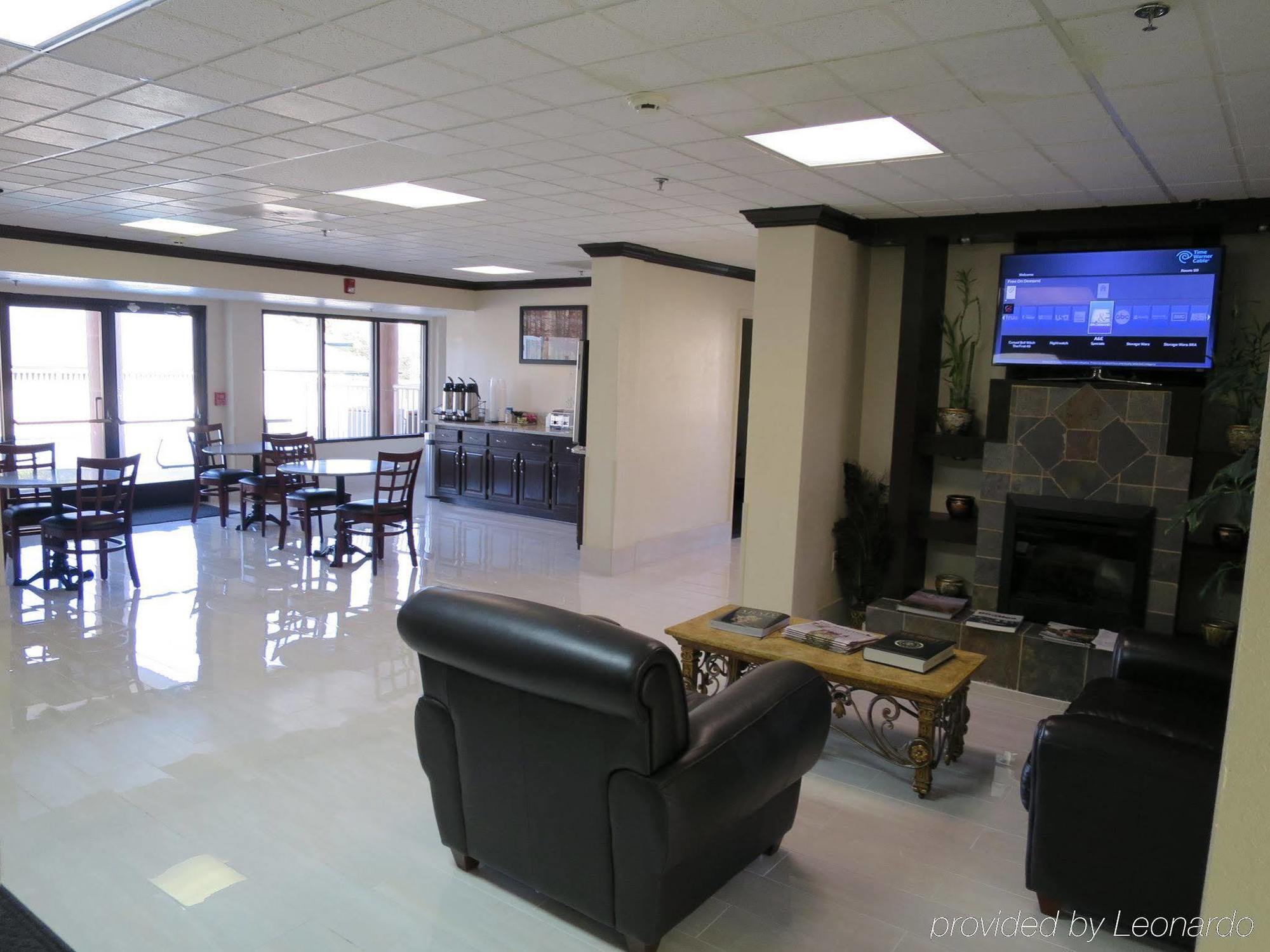 Red Roof Inn & Suites Fayetteville-Fort Bragg Buitenkant foto