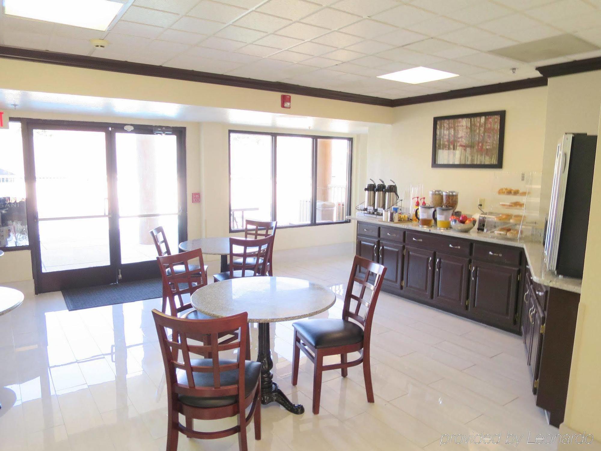 Red Roof Inn & Suites Fayetteville-Fort Bragg Buitenkant foto