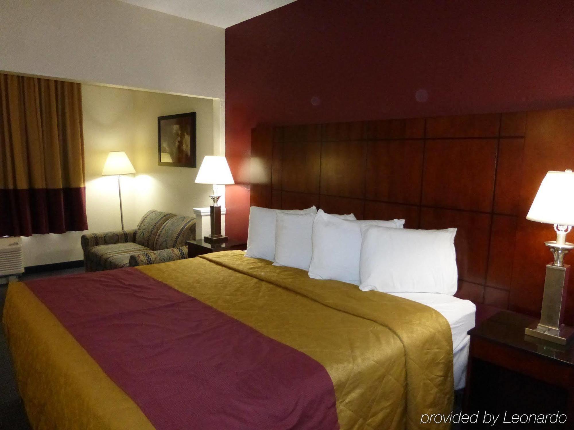 Red Roof Inn & Suites Fayetteville-Fort Bragg Buitenkant foto