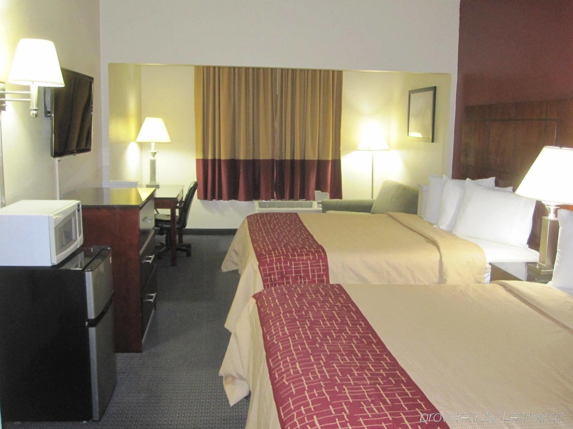 Red Roof Inn & Suites Fayetteville-Fort Bragg Buitenkant foto