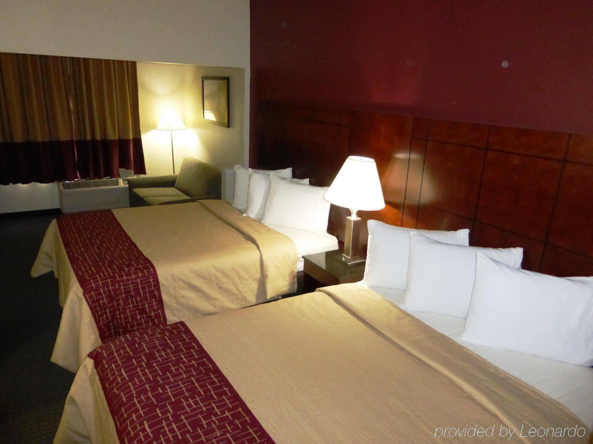 Red Roof Inn & Suites Fayetteville-Fort Bragg Buitenkant foto