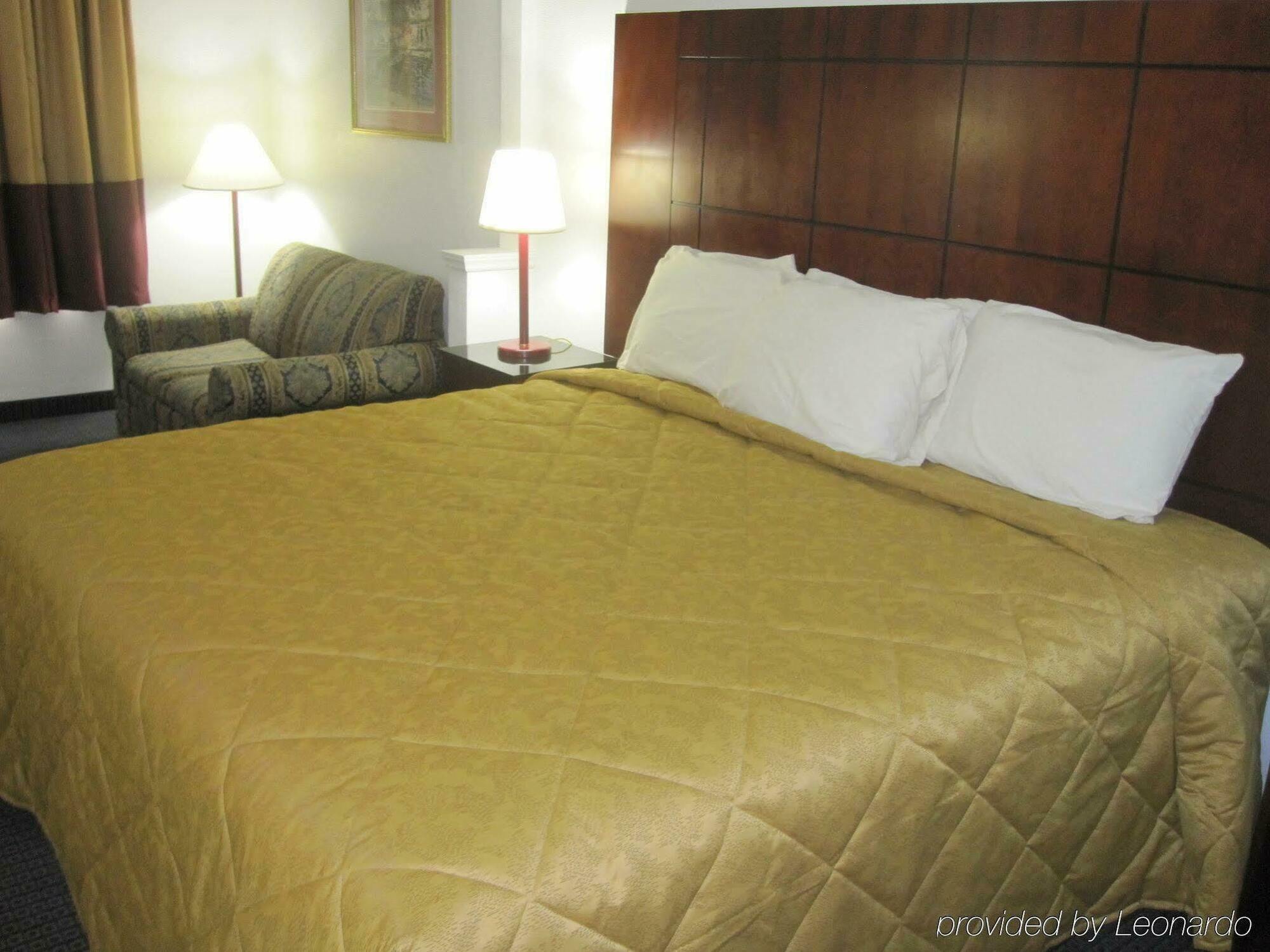 Red Roof Inn & Suites Fayetteville-Fort Bragg Buitenkant foto